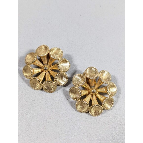 Vintage ART Arthur Pepper Gold Tone Textured Medallion Clip On Earrings - Picture 1 of 6